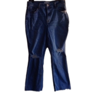 M jeans( Maurices )! Size 12 distressed jeans..Cute style for any season.